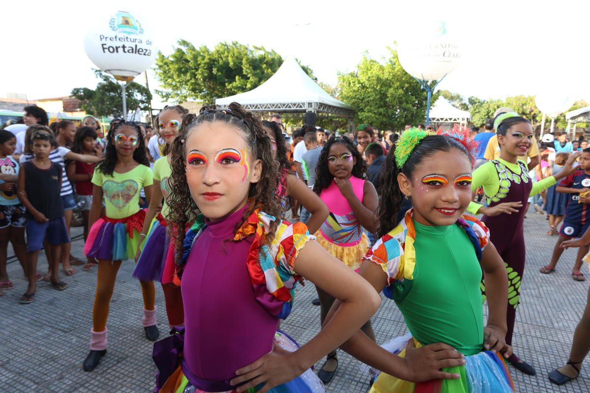 crianças participam de número de dança